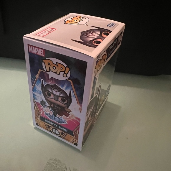 Funko Pop! Thor with Glow Effect - Picture 4 of 4